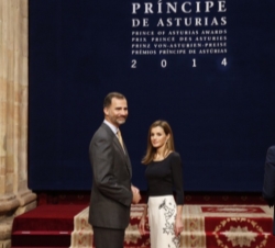 Sus Majestades los Reyes en el Salón Covadonga del Hotel Reconquista, momentos antes de imponer la insignias de la Fundación a los premiados